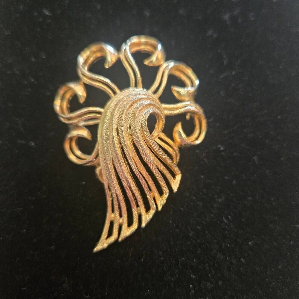 Vintage Lisner Scroll & Drape gold tone brooch pin